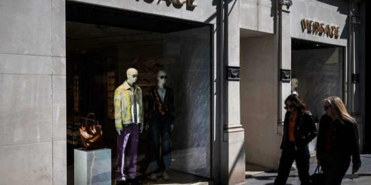 Prada Group says it has purchased fashion rival Versace in a deal worth nearly $1.4 billion