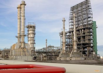 Warren launches probe into major banks over Trump Venezuela oil sales