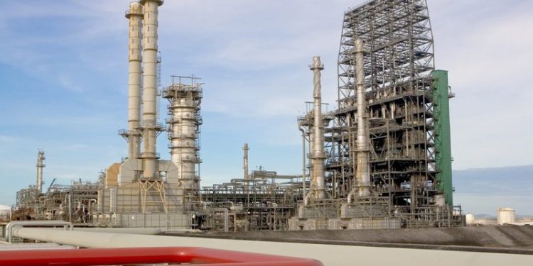 Warren launches probe into major banks over Trump Venezuela oil sales